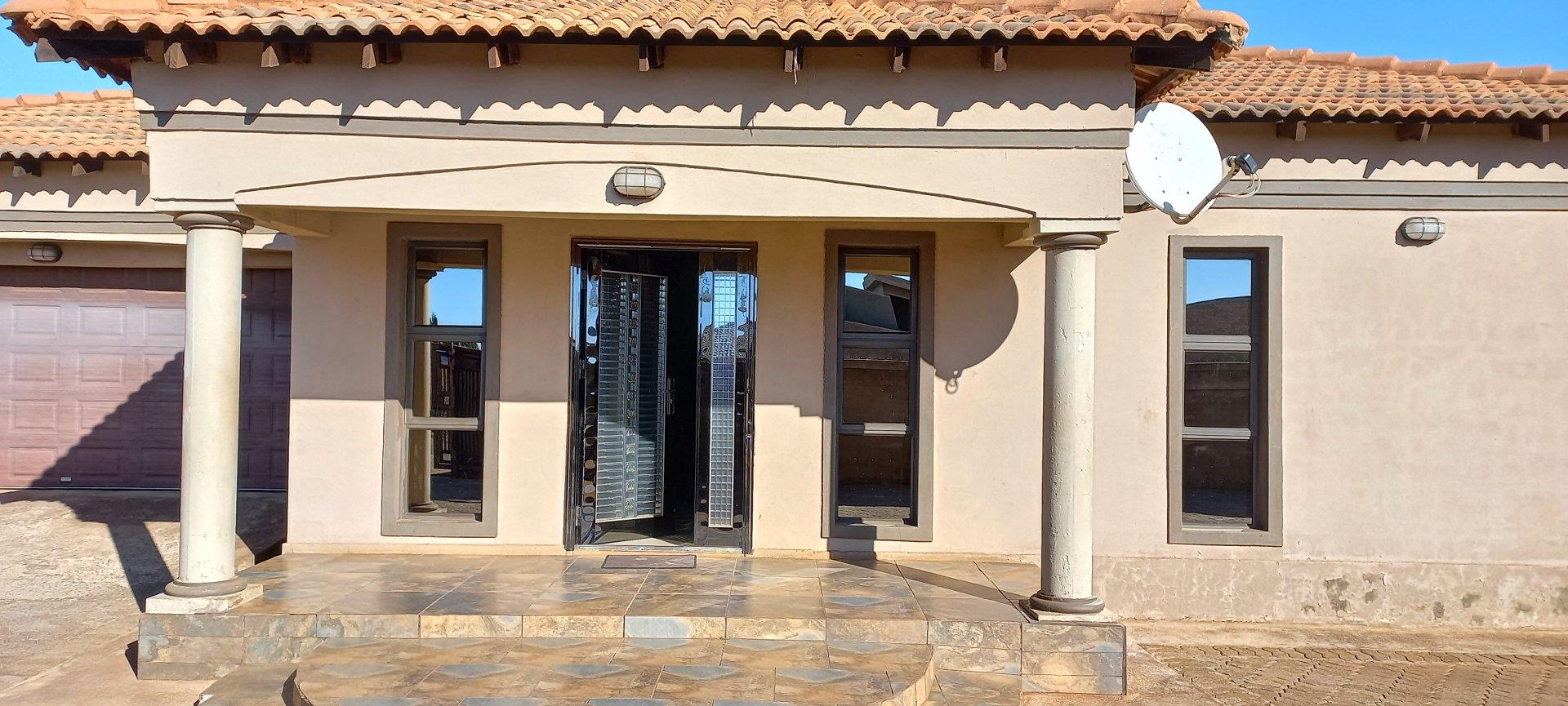 6 Bedroom House for sale in Carletonville Central P24114667992