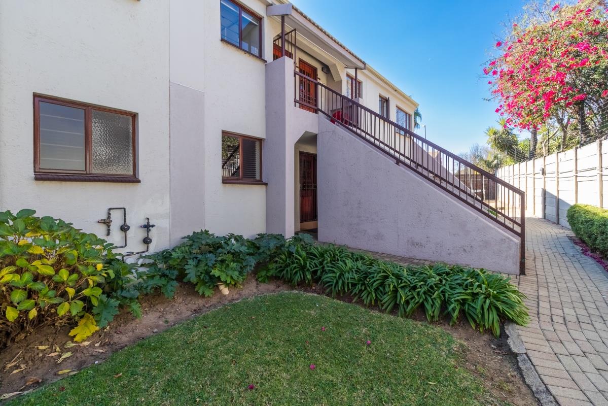 2 Bedroom Townhouse for sale in Sunninghill P24114670550