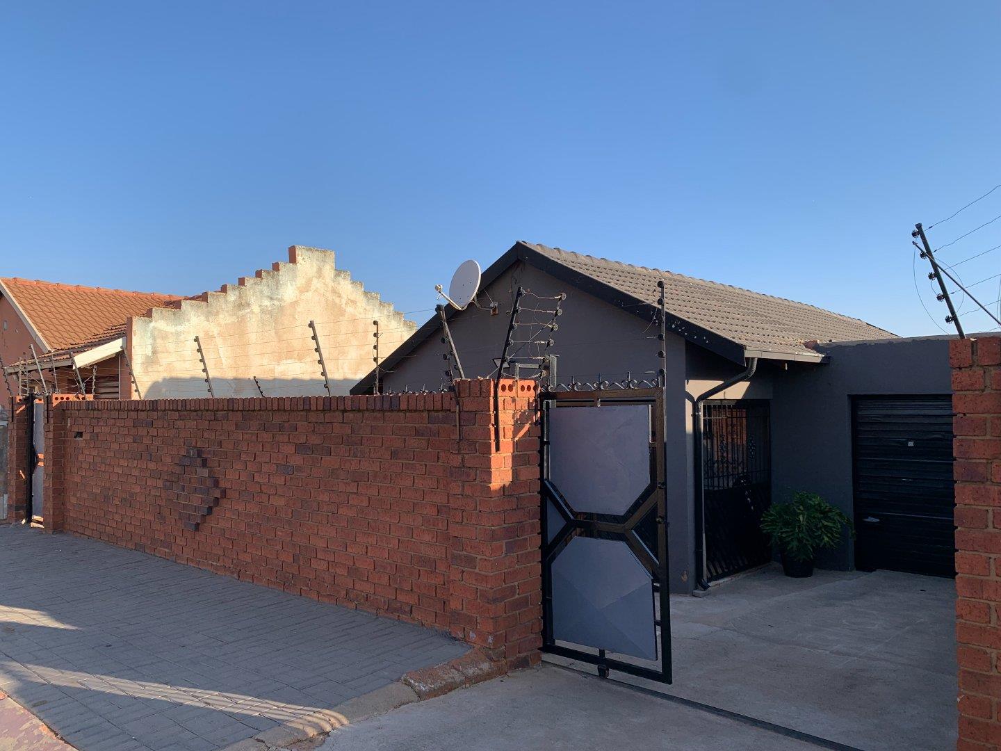 4 Bedroom House for sale in Protea North P24114671775