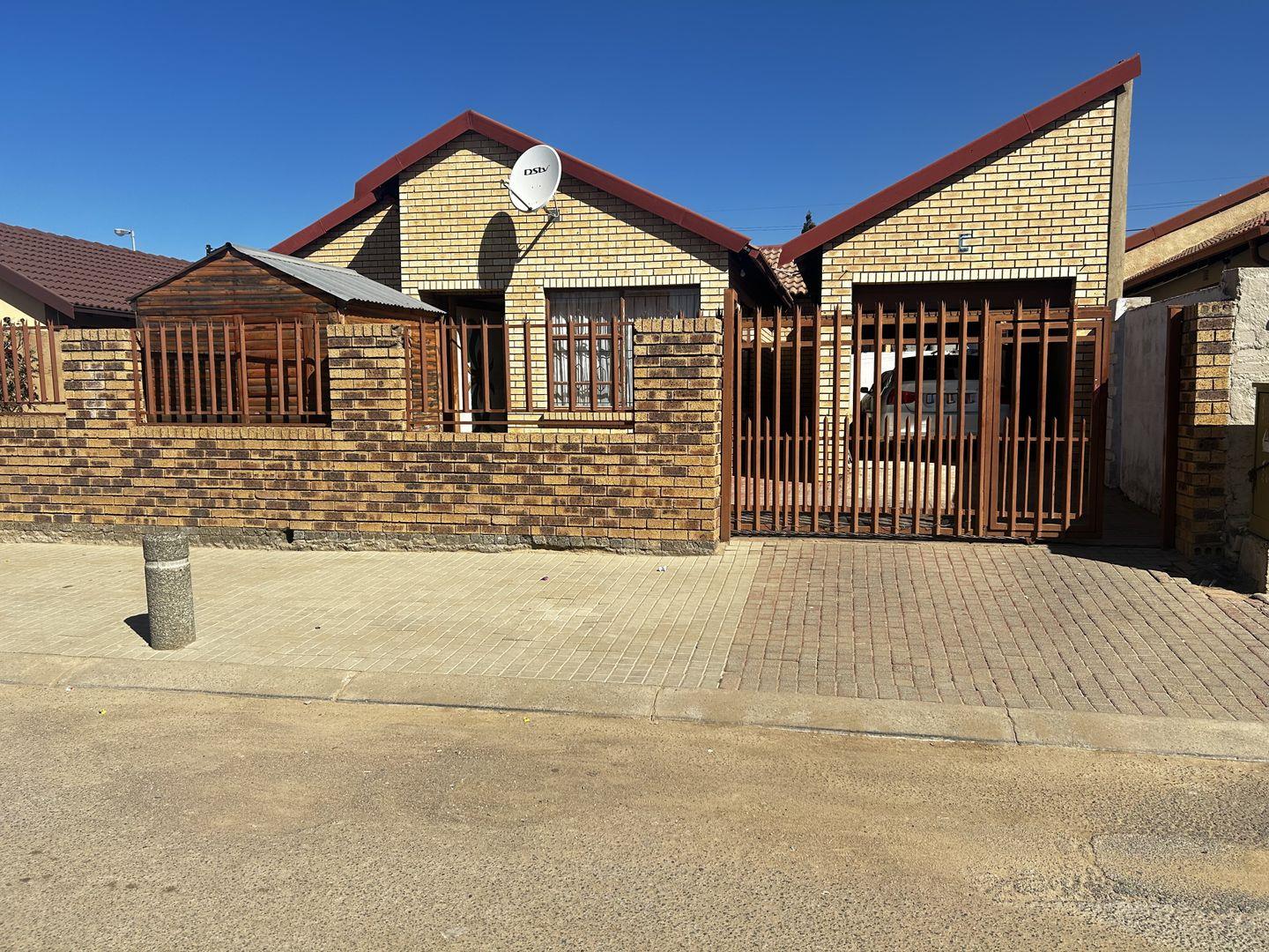 4 Bedroom House for sale in Rabie Ridge P24114674488