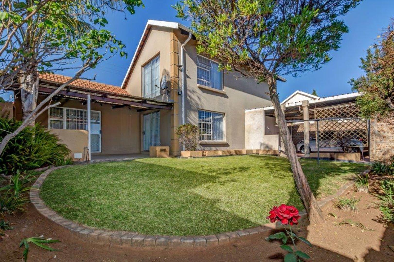 4 Bedroom House for sale in Broadacres P24114675021