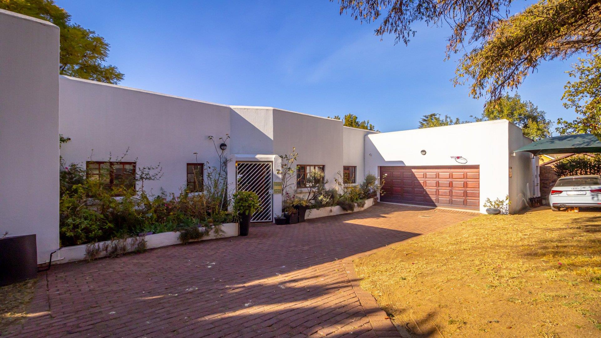 4 Bedroom House for sale in Lonehill 7 Crescent P24