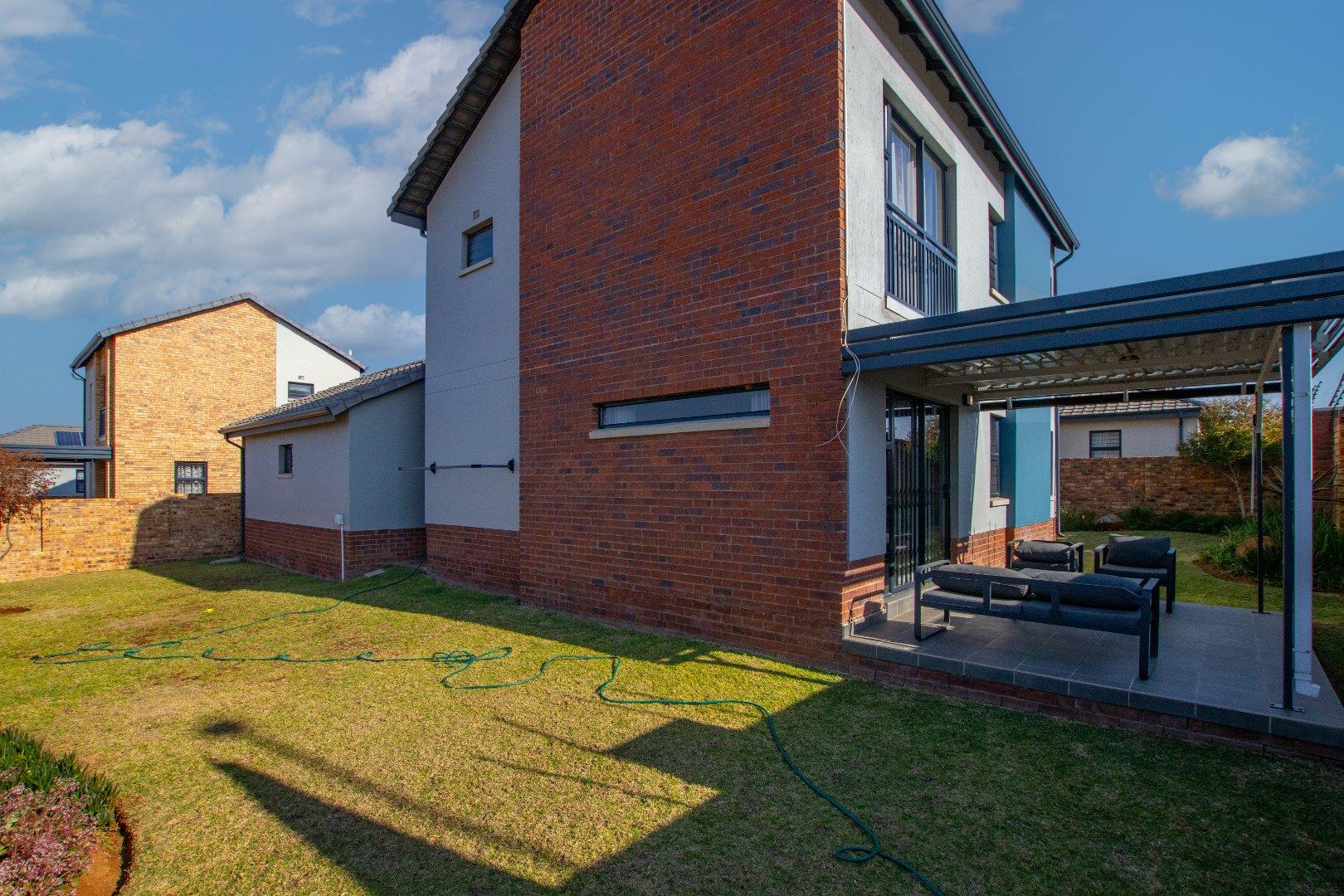 4 Bedroom House for sale in Lion Pride P24114676283