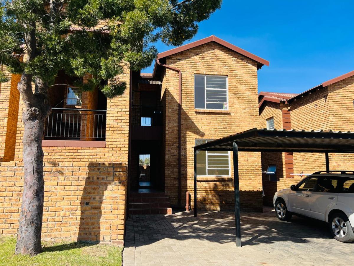 2 Bedroom Apartment / flat for sale in Honeypark P24114679747