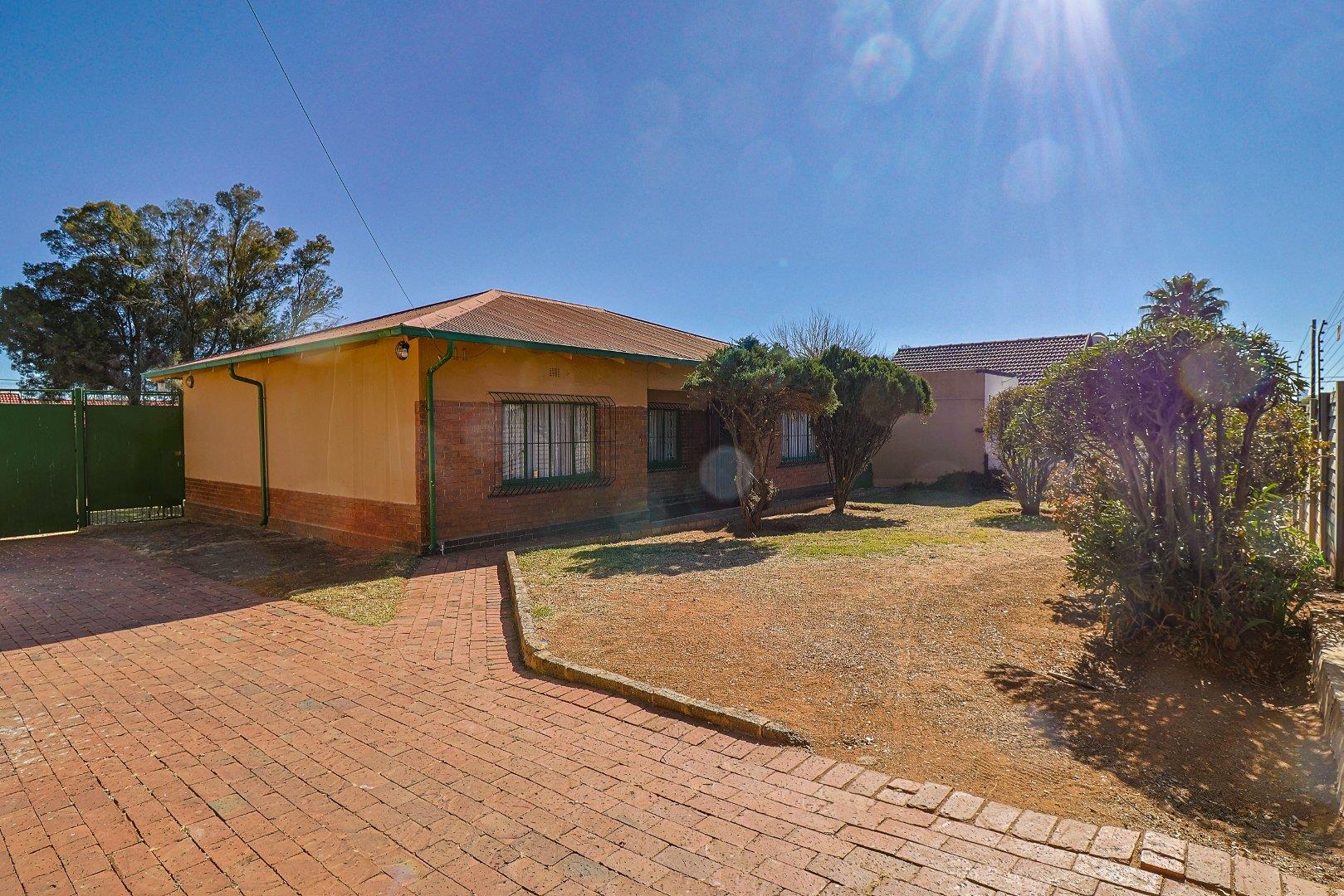 3 Bedroom House for sale in Robertsham 11 Banton Road P24114681747