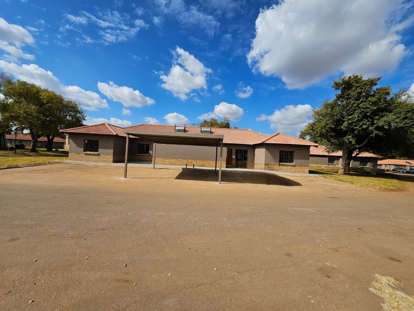 3 Bedroom Townhouse for sale in Waterkloof AH P24114682678