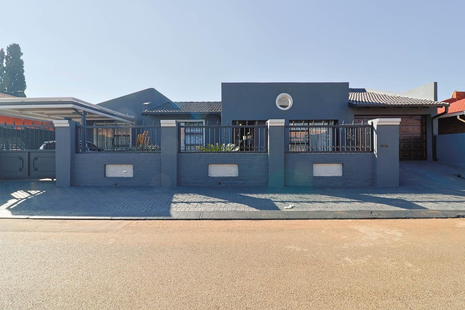 4 Bedroom House for sale in Spruit View P24114684187