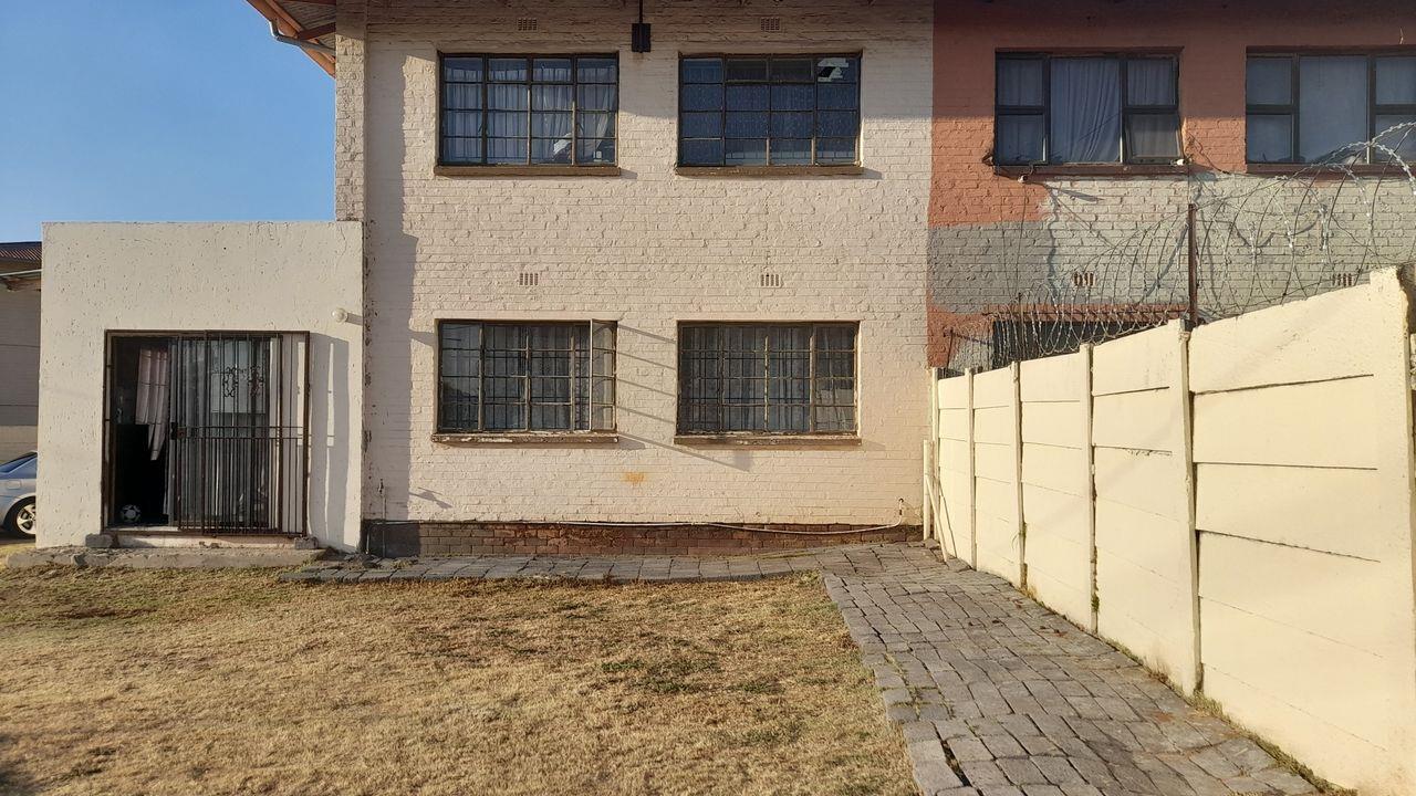 3 Bedroom House for sale in Crown Gardens 2 Avelon Road P24114684667