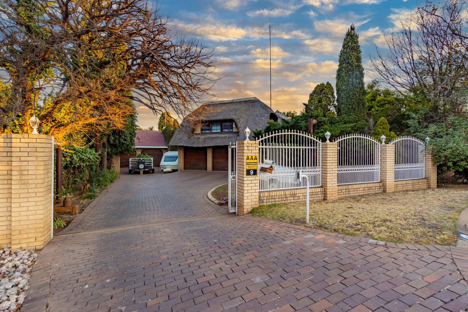 4 Bedroom House for sale in Lakefield P24114685651