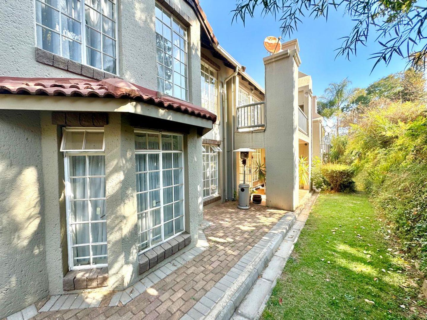 3 Bedroom Townhouse for sale in Faerie Glen P24114685818