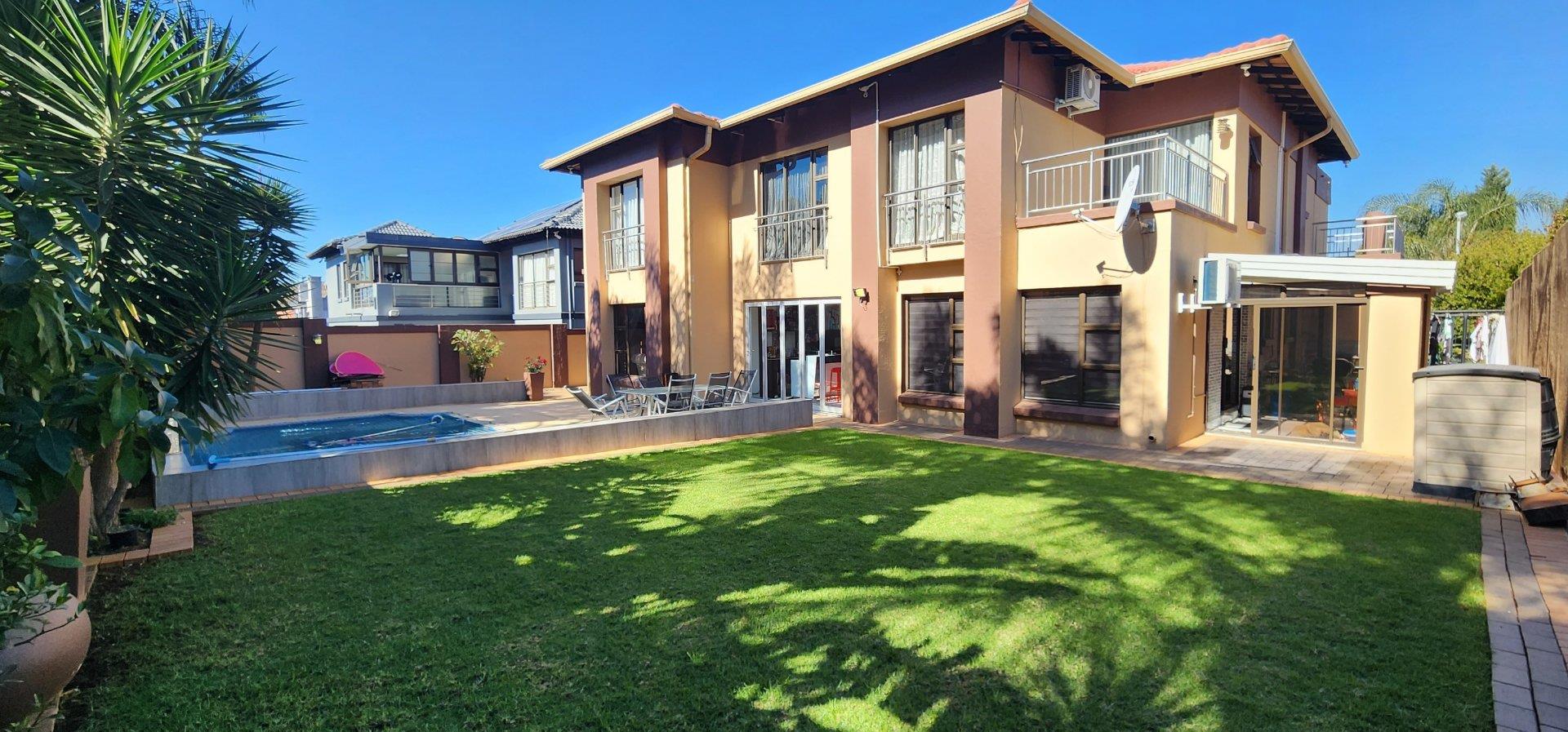 4 Bedroom House for sale in Aspen Hills Lakeview Crescent P24114686805