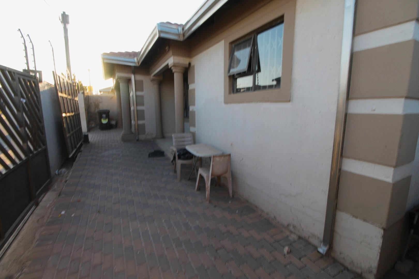 4 Bedroom House for sale in Riverlea P24114687407