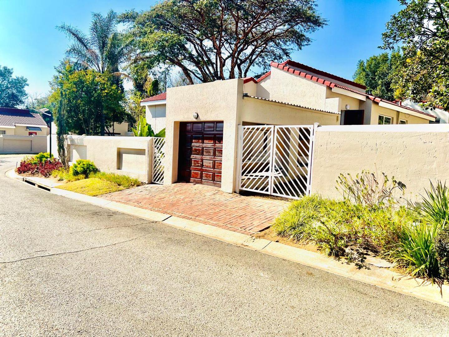 3 Bedroom Townhouse for sale in Sunninghill P24114210591