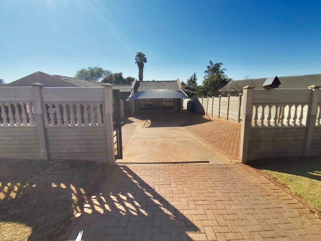 4 Bedroom House for sale in Silverfields 28 Hartford Avenue P24