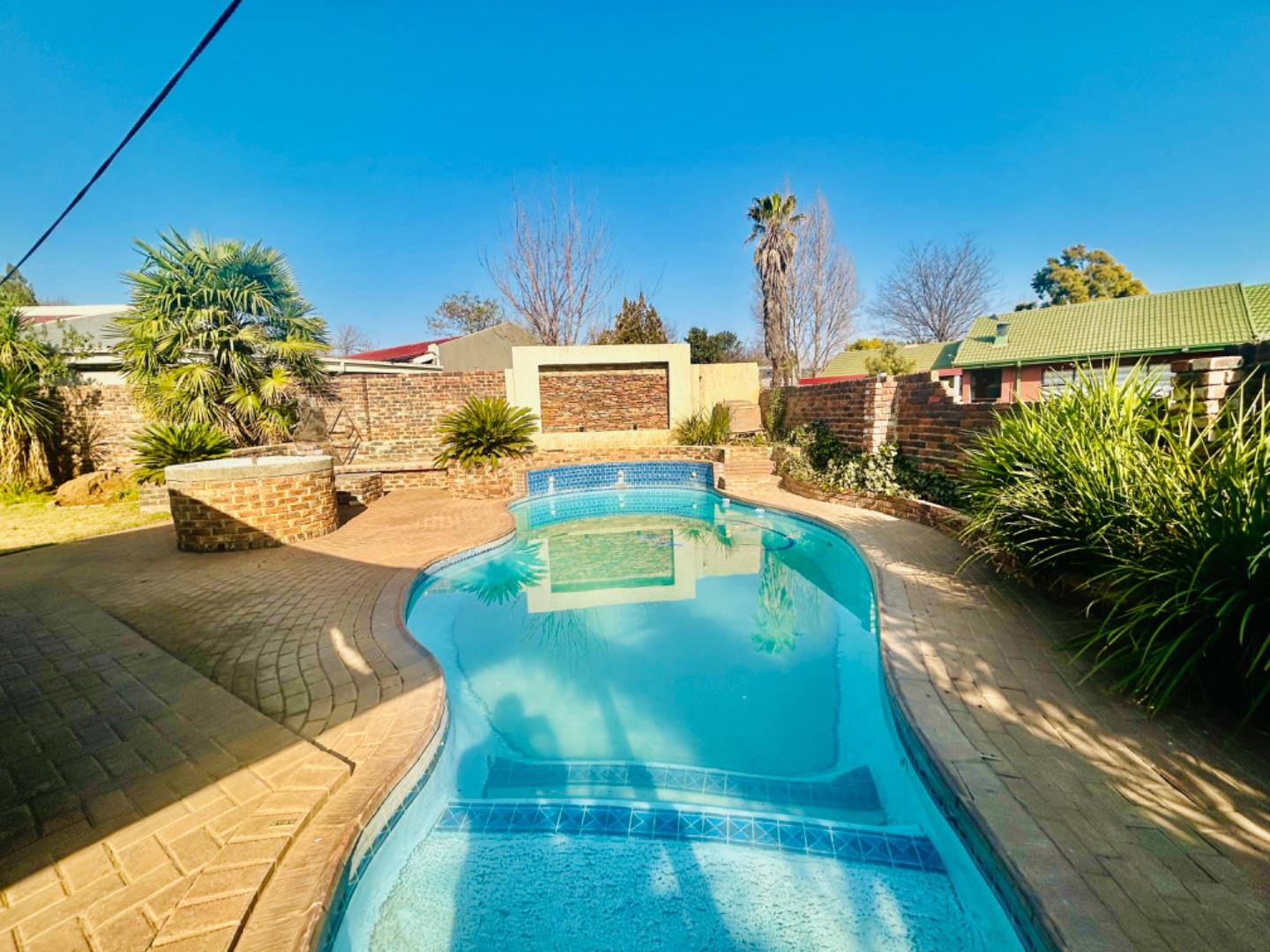 4 Bedroom House for sale in Flora Gardens P24114688645