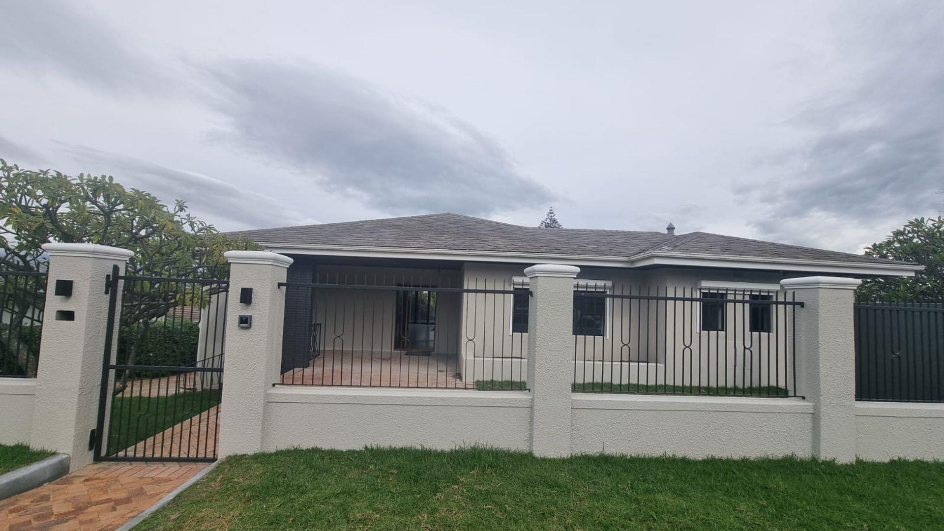 4 Bedroom House for sale in Somerset West Central 123 Bayview Road