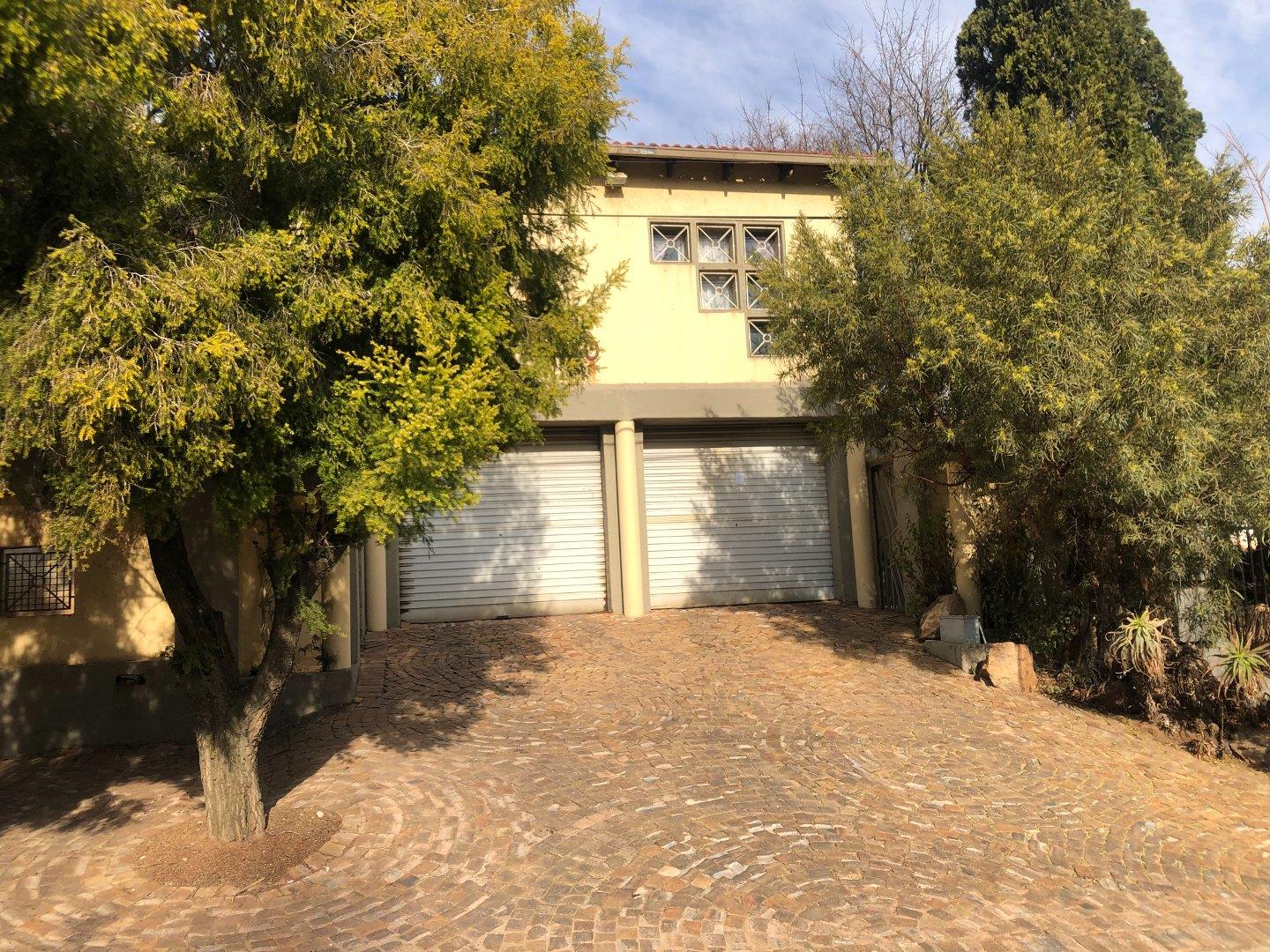 3 Bedroom House for sale in Oakdene P24114690413