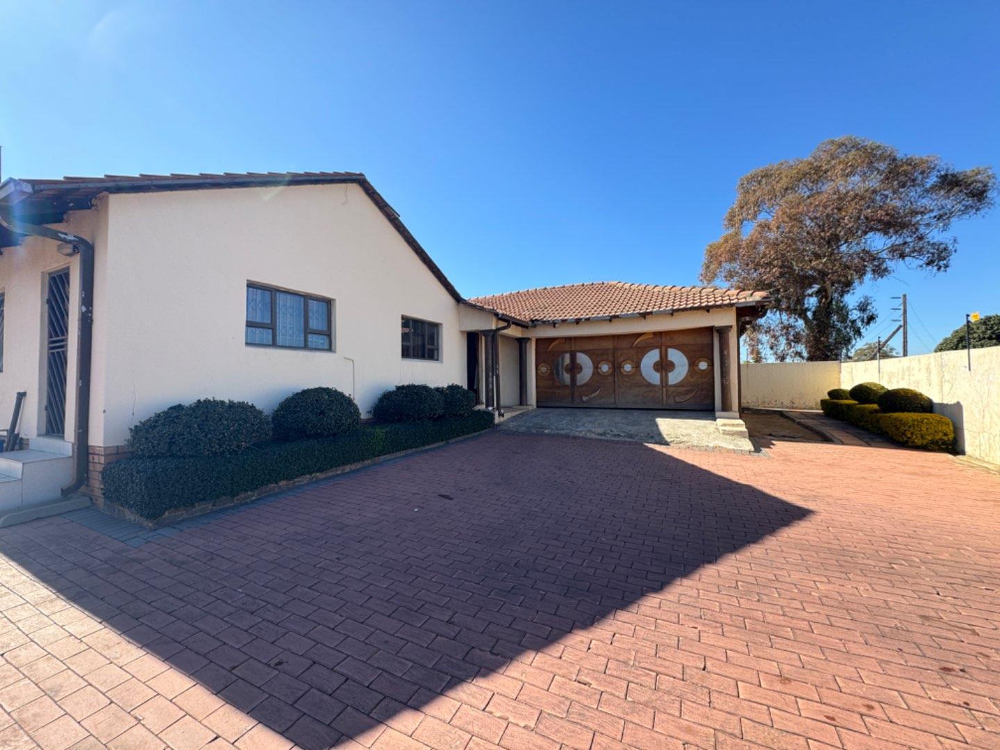 4 Bedroom House for sale in Meredale P24114691638