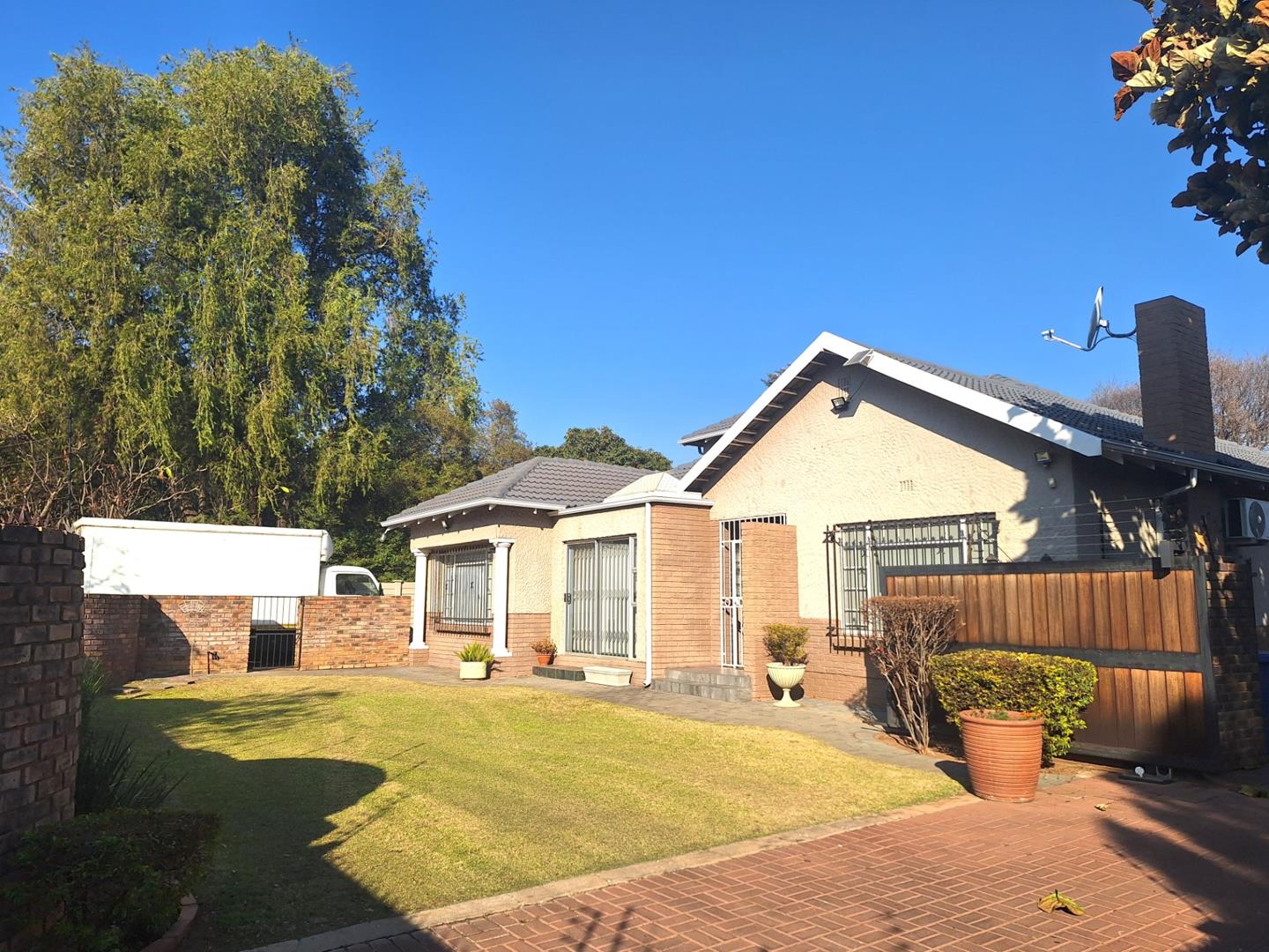 4 Bedroom House for sale in Queenswood P24114692617