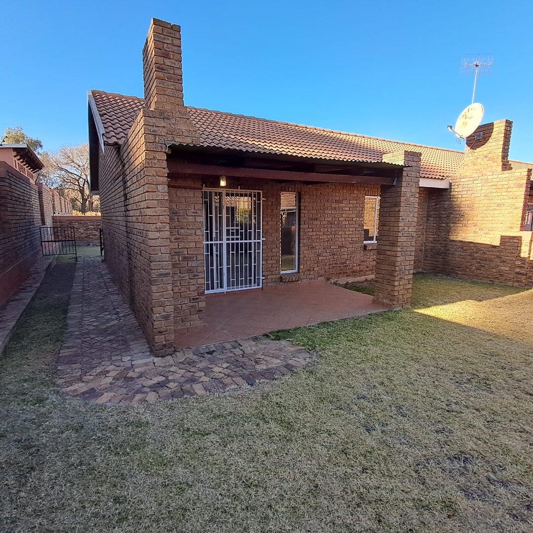 2 Bedroom House for sale in Rensburg P24114695743