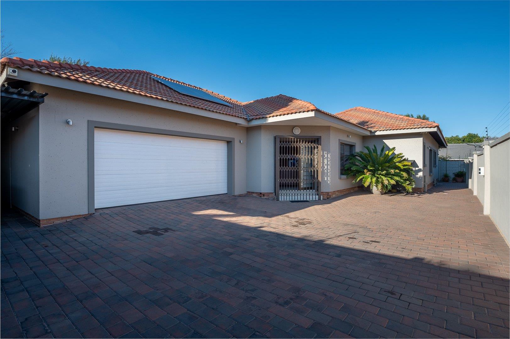 4 Bedroom House for sale in Brackenhurst P24114670902