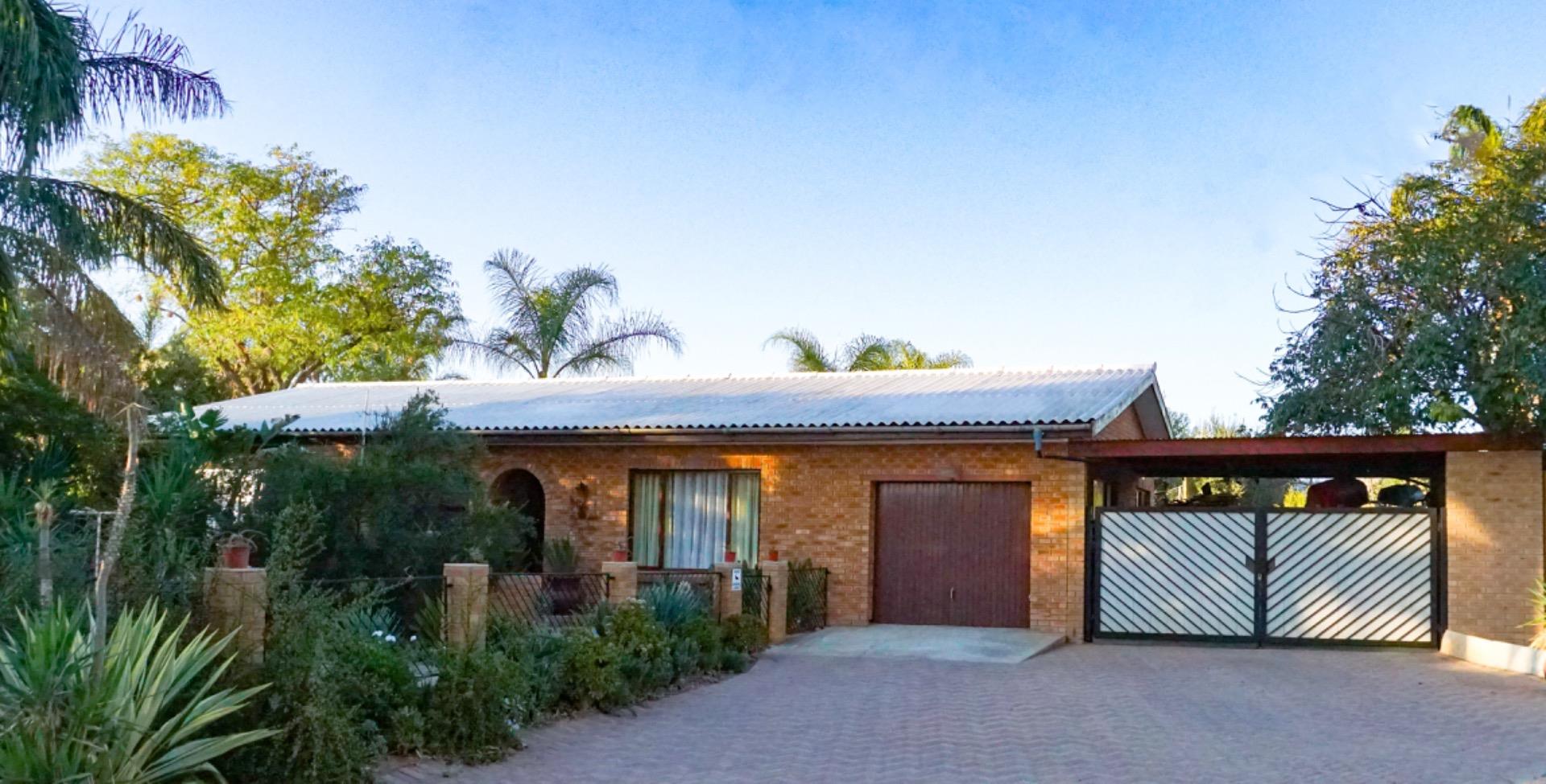 3 Bedroom House for sale in Clanwilliam 7 Lang St P24114700613