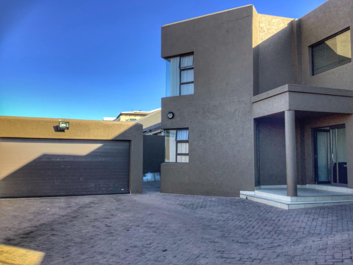 6 Bedroom House for sale in Liefde En Vrede 58 Kranswael Crescent