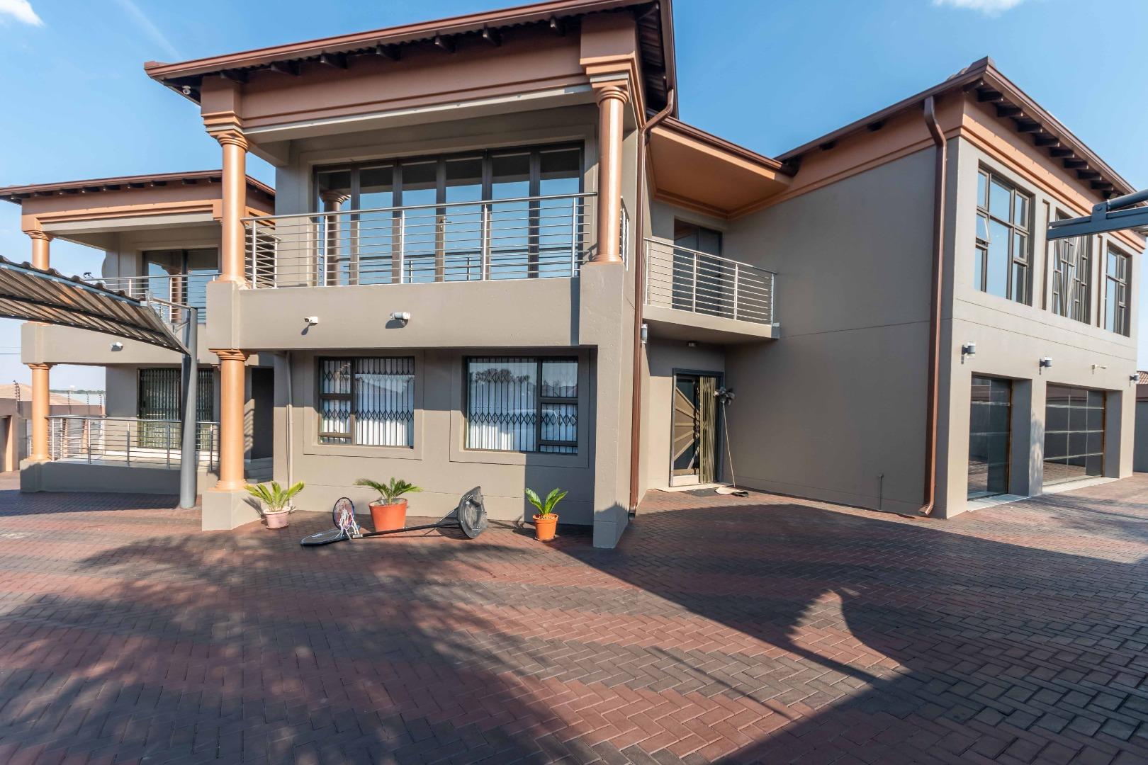 6 Bedroom House to rent in Aerorand P24114709335