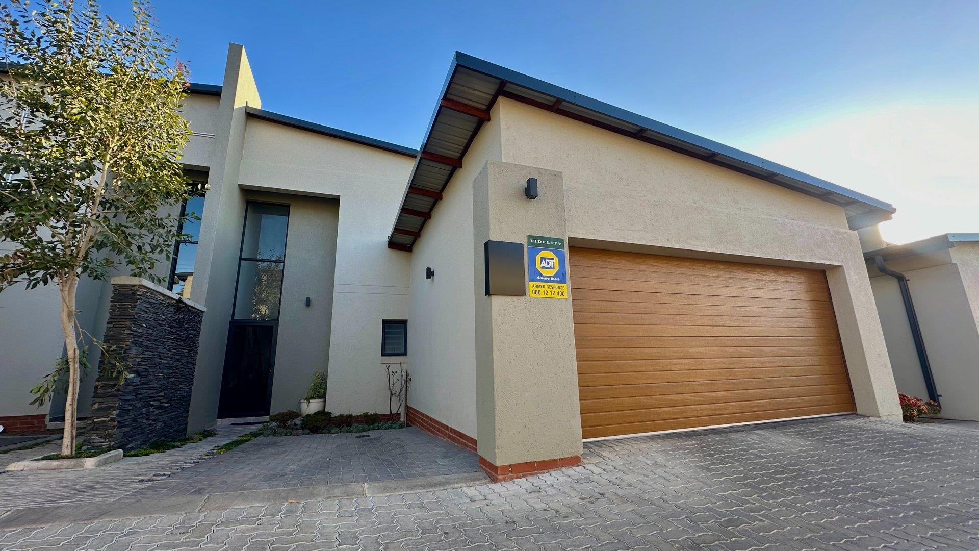 3 Bedroom House for sale in Crowthorne AH P24114711989