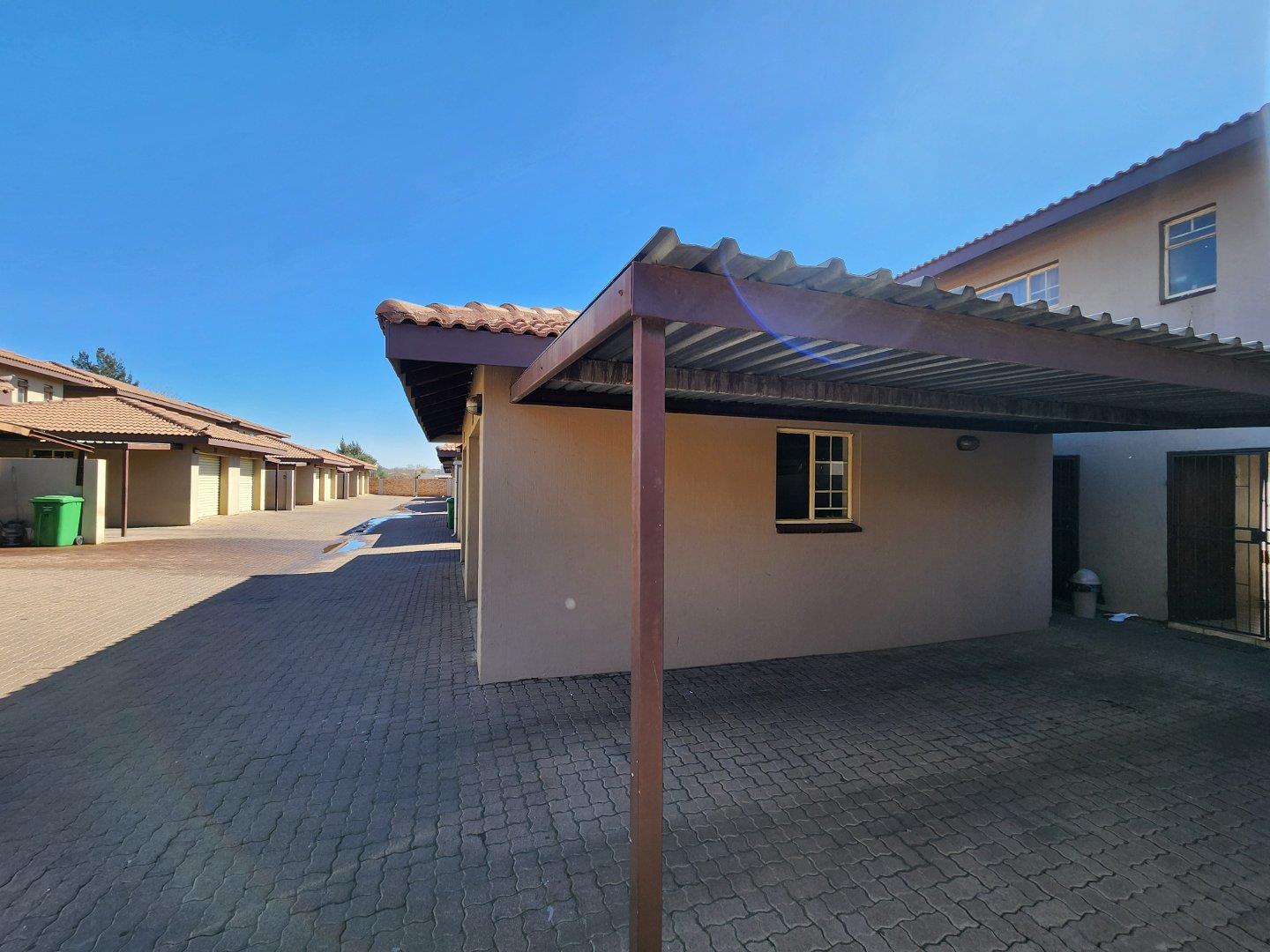 3 Bedroom Townhouse for sale in Middelburg South P24114714175