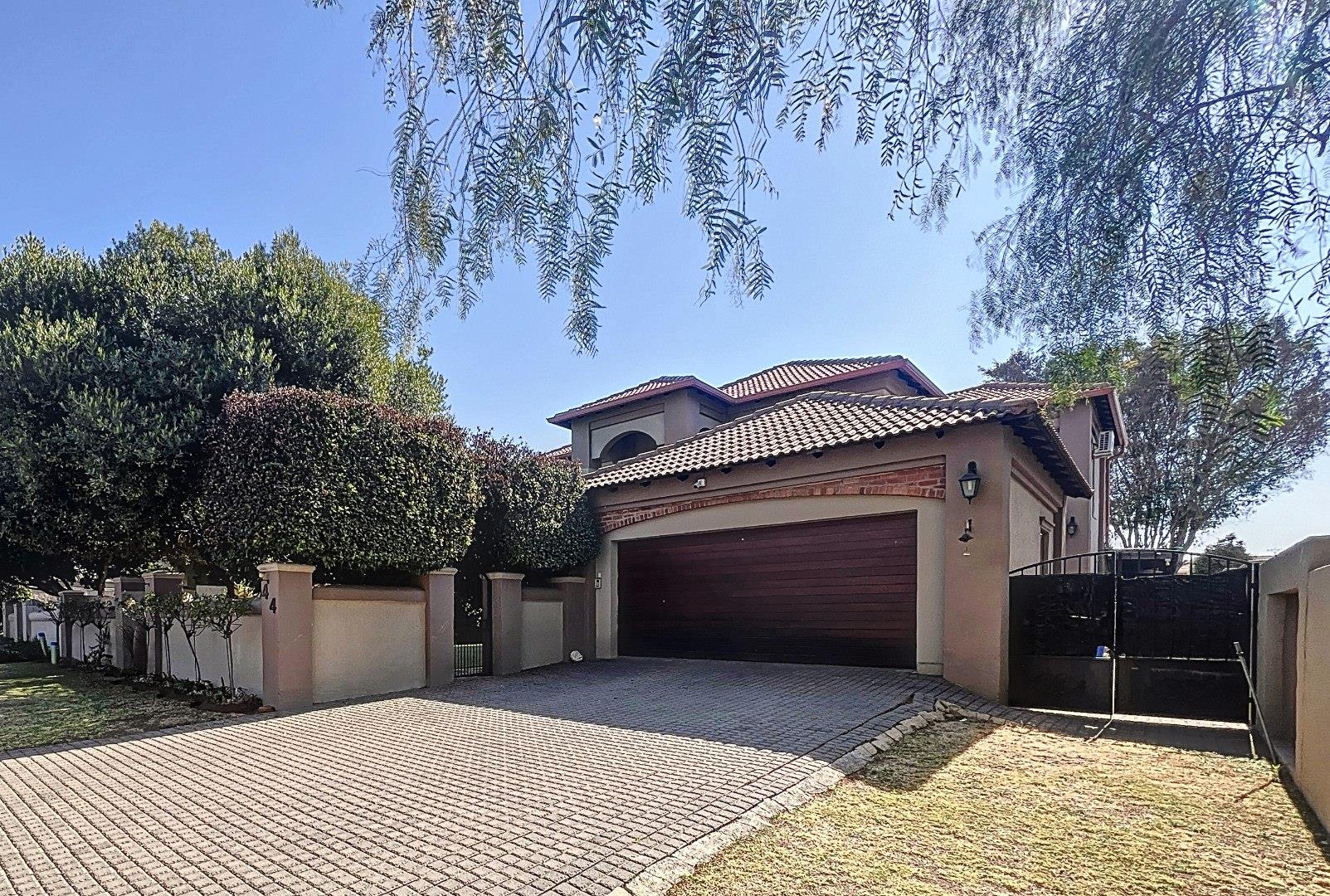 4 Bedroom House for sale in Willow Acres Willow Acres Estate, 44