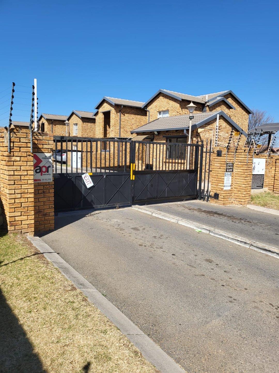 3 Bedroom House for sale in Honeypark P24114723945