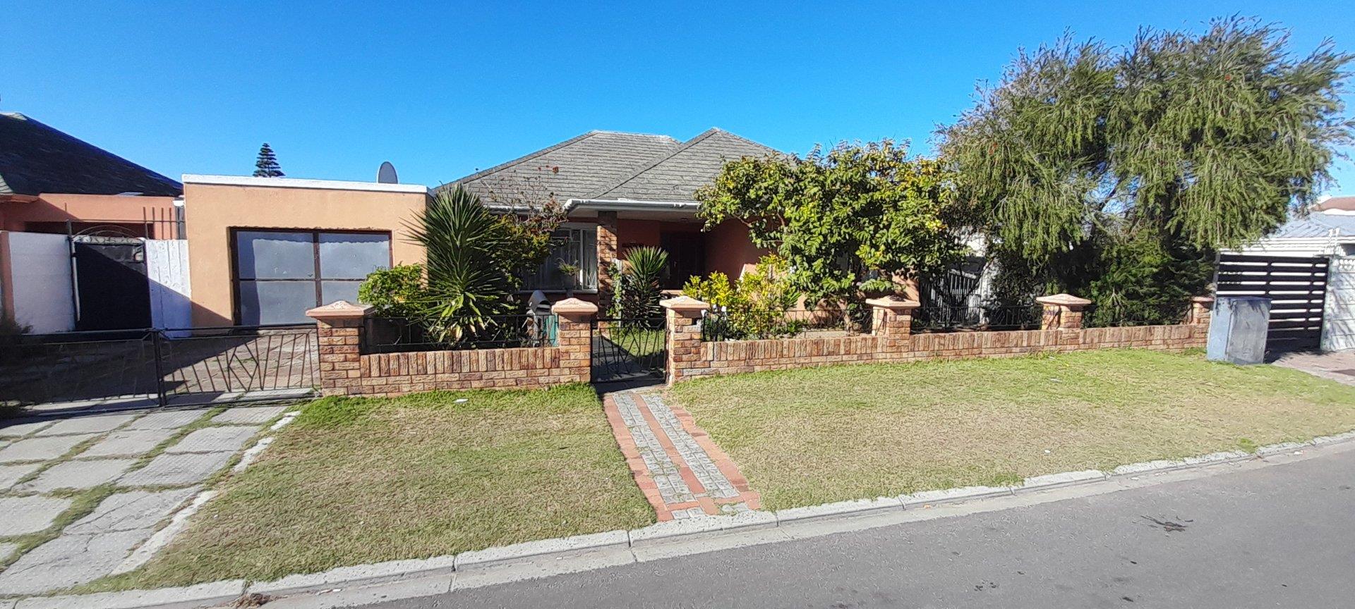 4 Bedroom House for sale in Grassy Park P24114239606
