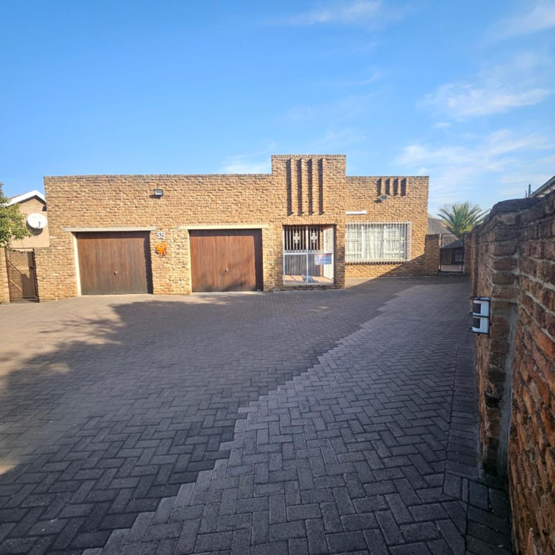4 Bedroom House for sale in Vanderbijlpark SE 3 35 Maple Crescent Se3