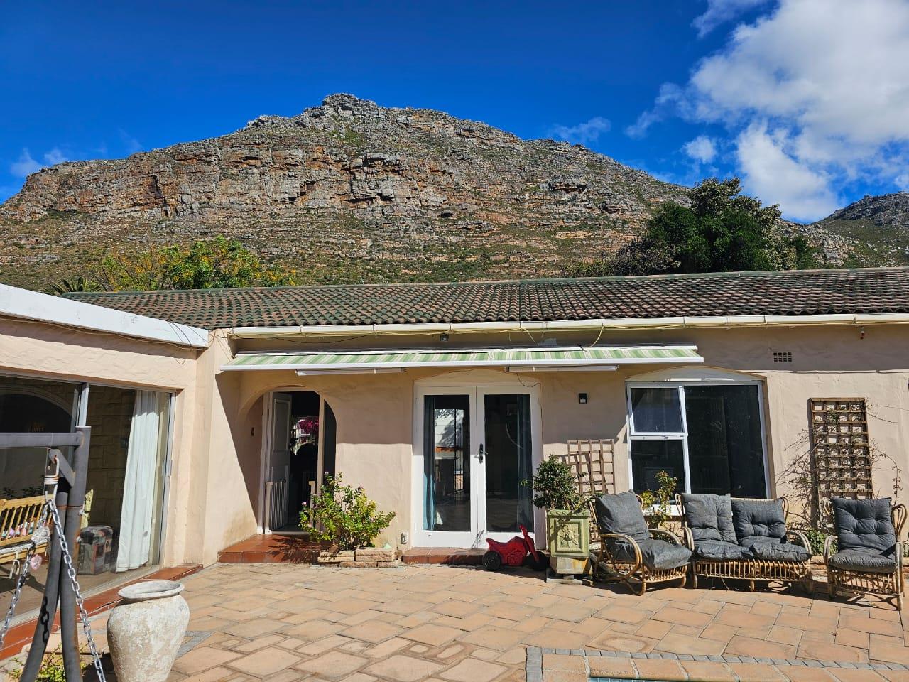 4 Bedroom House for sale in Lakeside P24114741516