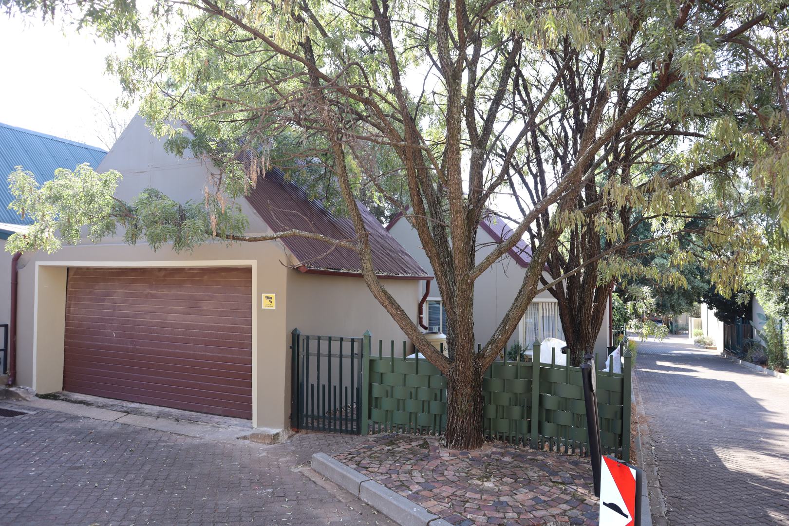 2 Bedroom Townhouse for sale in Wapadrand 750 Wapadrand Road P24