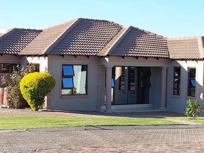 4 Bedroom House for Sale in Waterfall