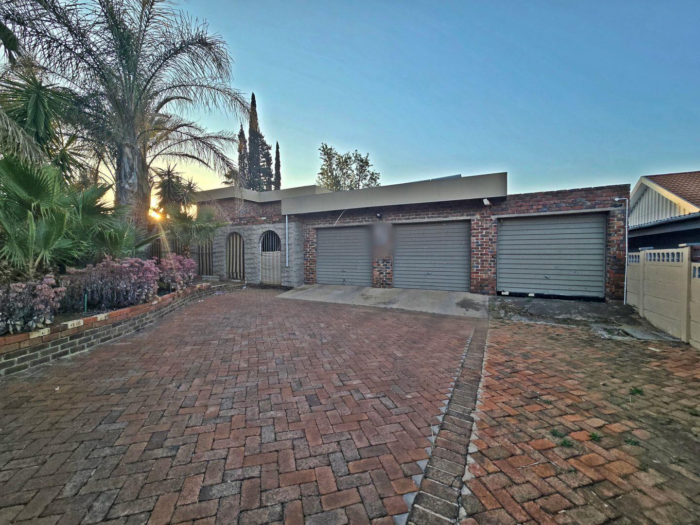 4 Bedroom House for sale in Fleurdal P24114881977