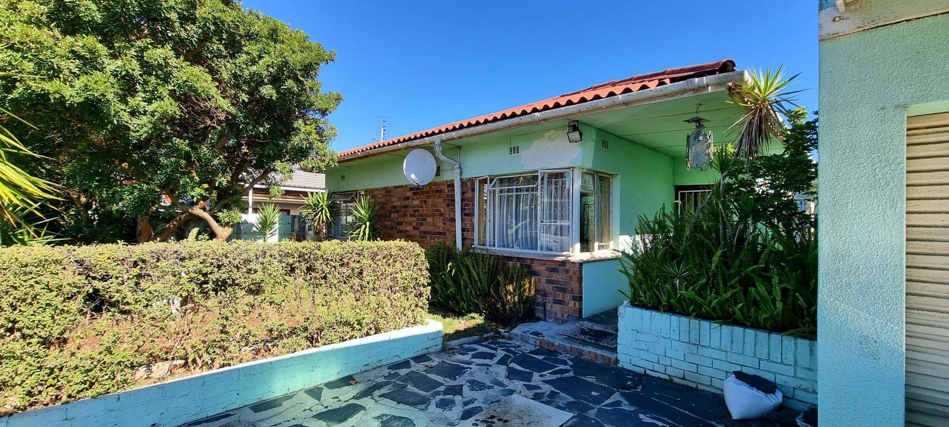 4 Bedroom House for sale in Rondebosch East P24114421097