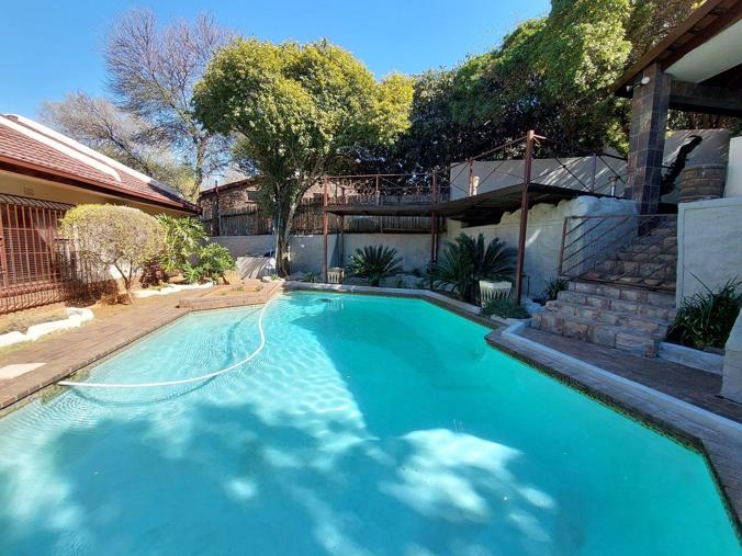 6 Bedroom House for Sale in Mulbarton