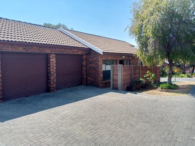 2 Bedroom Townhouse for Sale in Radiokop