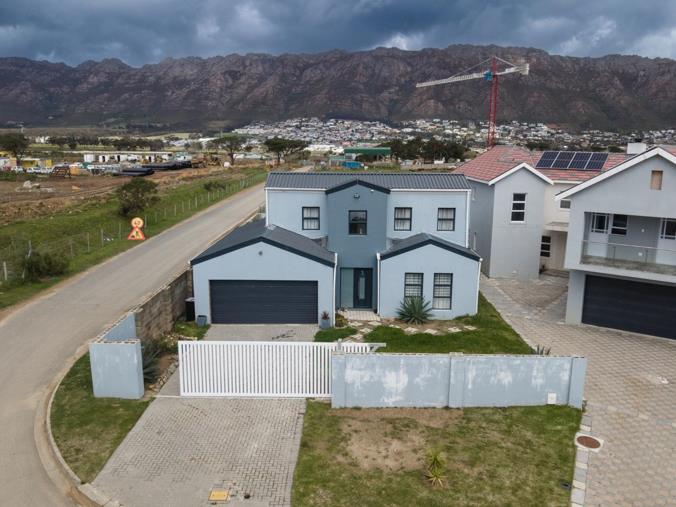 4 Bedroom House for Sale in Fairview Golf Estate