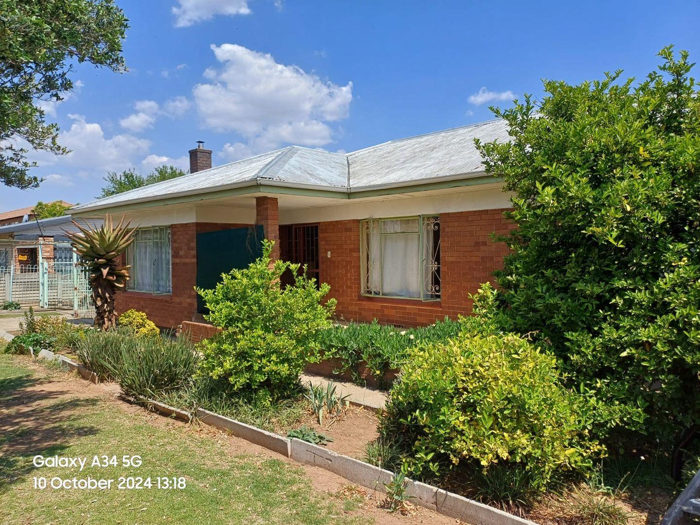 3 Bedroom House for sale in Kenmare P24115131578