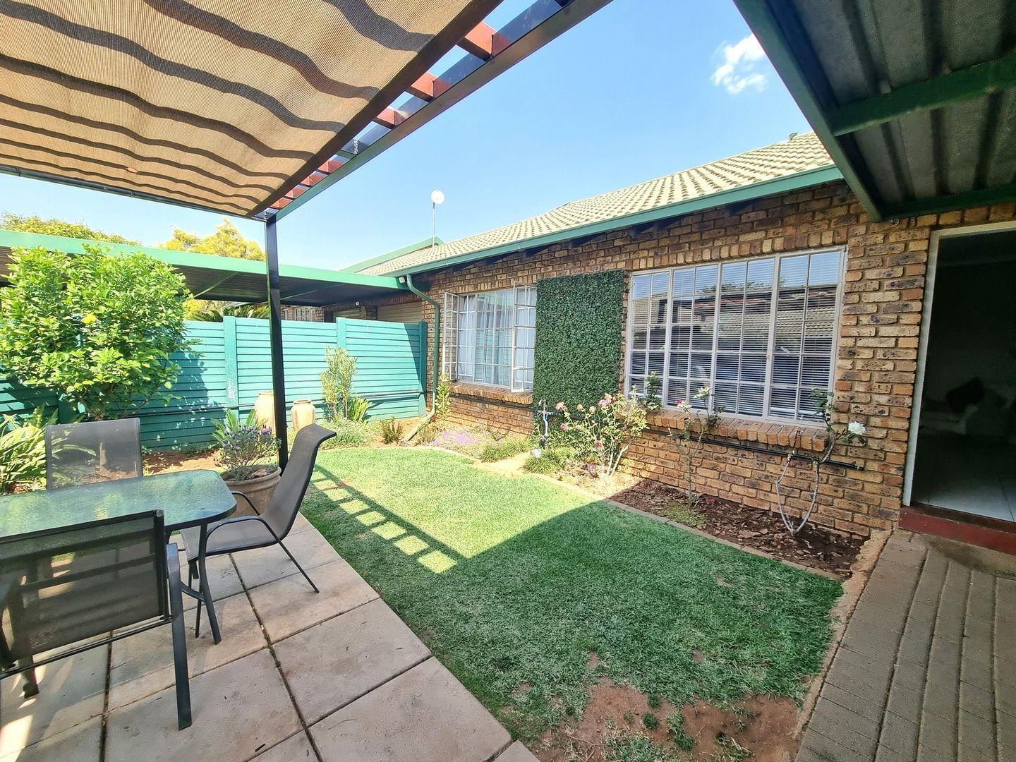 2 Bedroom Townhouse for sale in Pierre Van Ryneveld P24115066224