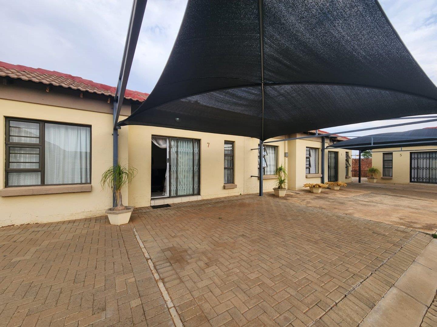 2 Bedroom Townhouse for sale in Retswelele P24115073869