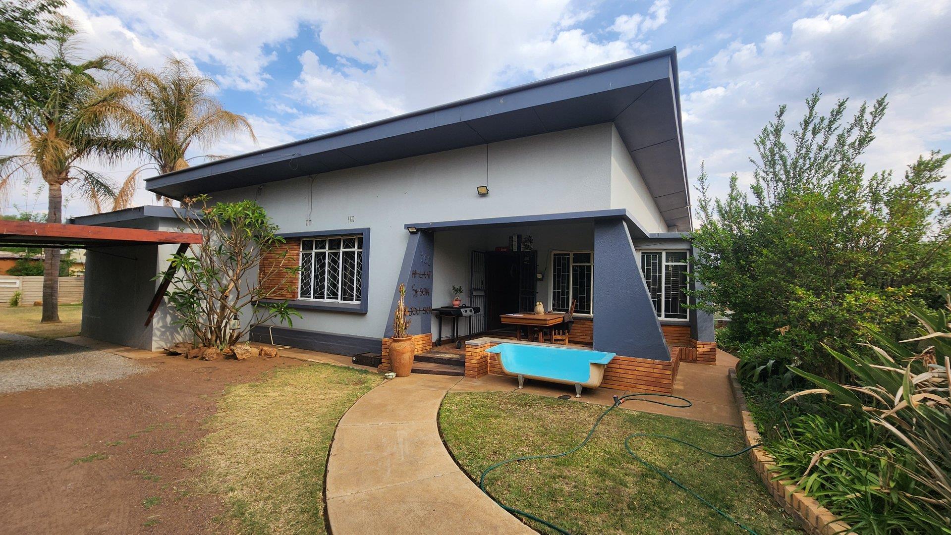 4 Bedroom House for sale in Potchefstroom Central P24115074169