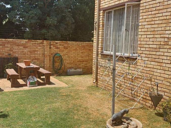 2 Bedroom Townhouse for Sale in Glen Marais