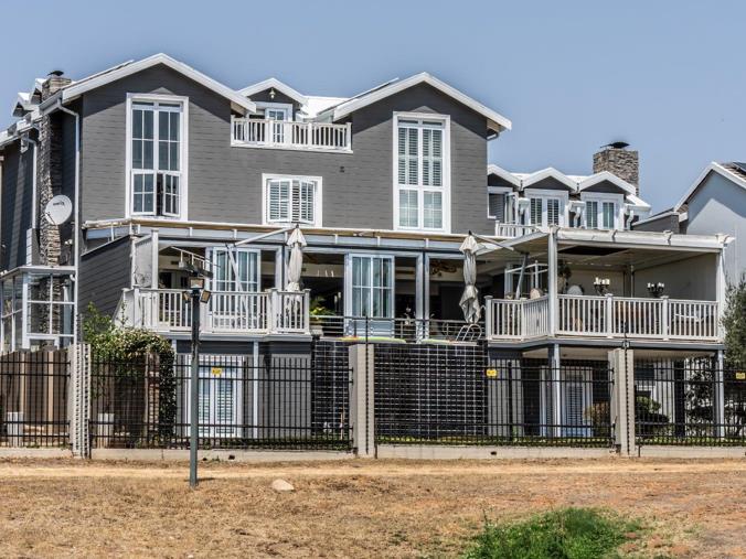 5 Bedroom House for Sale in Stone River Estate