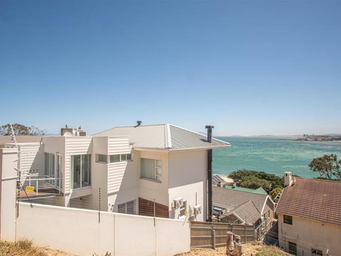 3 Bedroom House for Sale in Mountainside