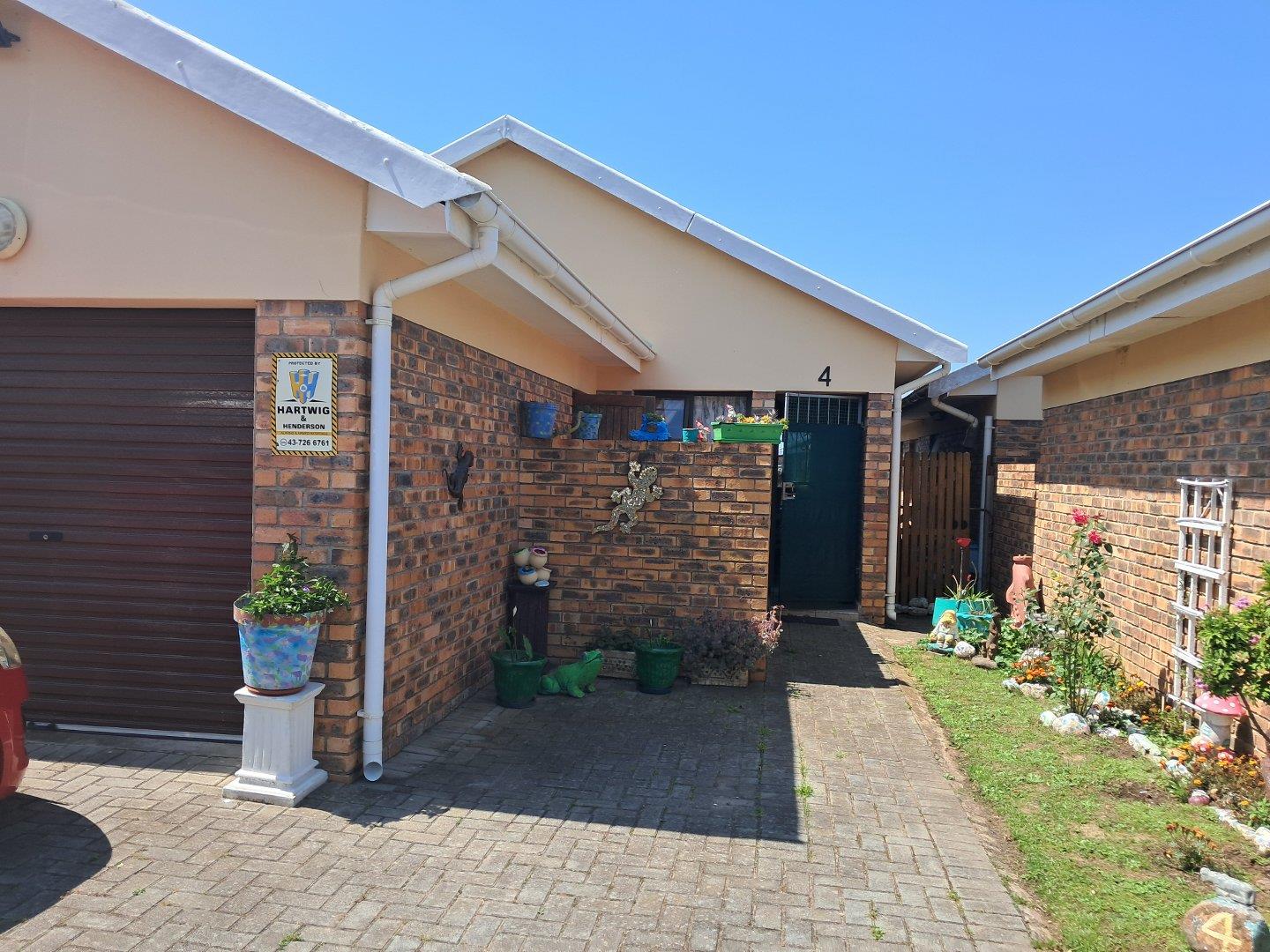 2 Bedroom House for sale in Gonubie P24115115348